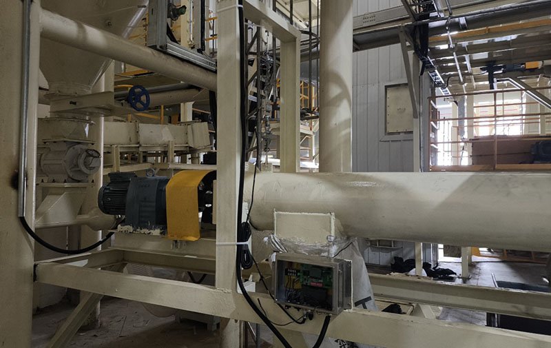 Weighing screw feeder